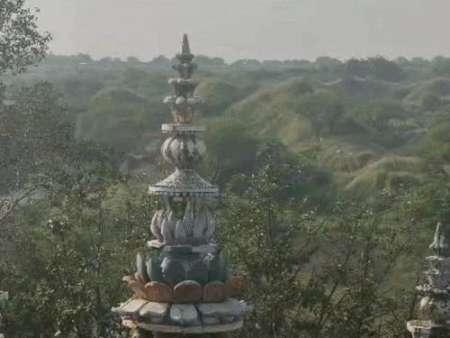 माताजी के दर्शन करने के लिए पहूज के बीहड़ों से होकर जाना पड़ता है।