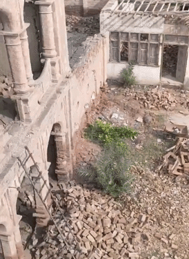 मंदिर गिराने से जुड़ा एक वीडियो सोशल मीडिया पर वायरल है। इसमें मंदिर के हिस्से टूटे नजर आ रहे हैं।