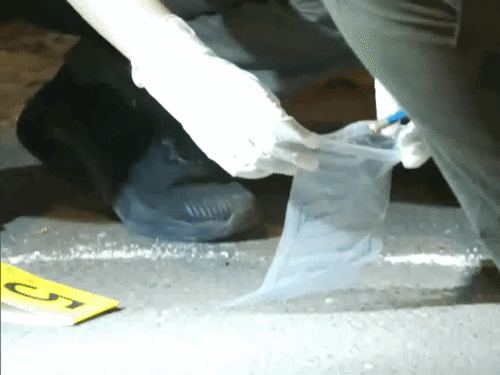 पुलिस ने घटना स्थल से खाली कारतूस बरामद किए।