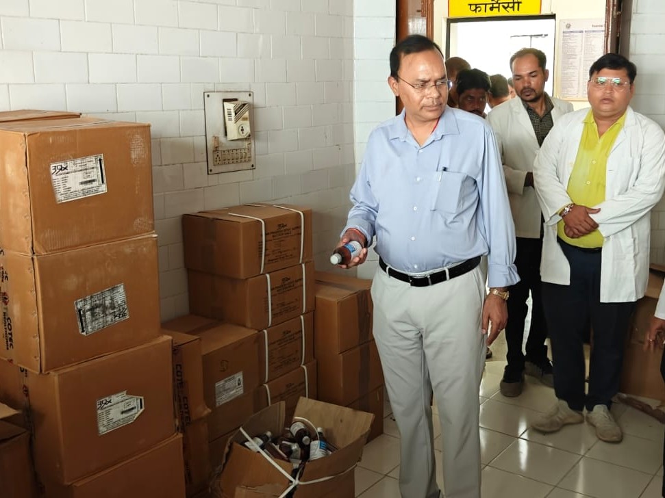 सामुदायिक स्वास्थ्य केंद्र (सीएचसी) तुलसीपुर का निरीक्षण करने पहुंचे सीएमओ।