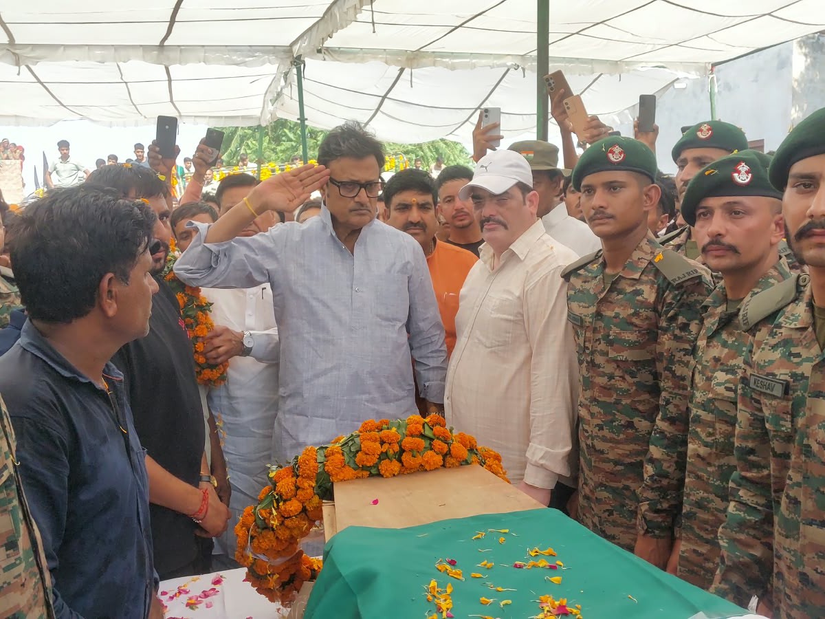 पूर्व नेता प्रतिपक्ष राजेंद्र सिंह राठौड़ ने महेश को सैल्यूट किया।