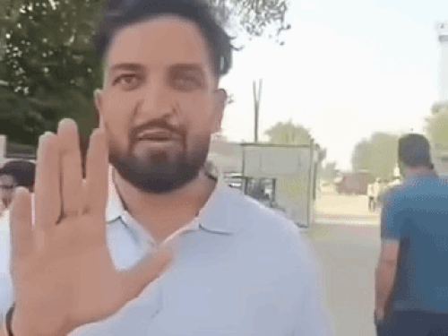 मंत्री की गाड़ी का चालान न करने और खाद को लेकर किसान पुलिस एवं प्रशासन पर सवाल उठाते हुए