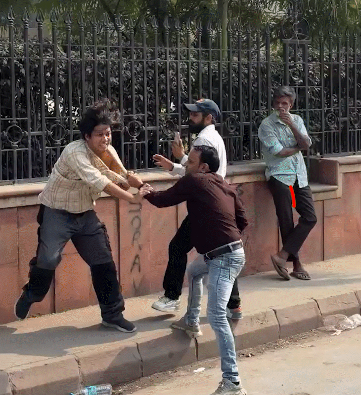 ब्राउन कलर की शर्ट में दिख रहा शख्स रमन है। दिल्ली के नांगलोई में रहता है। उसका केबल का बिजनेस है।