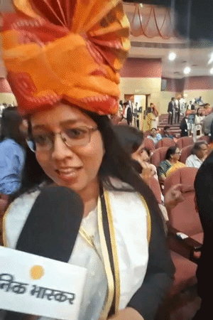 छात्रा रूपल जायसवाल को LLM में गोल्ड मेडल मिला है। उन्होंने कहा- ध्यान भटकाने वाली चीजों से दूर रहें। मेहनत से हर लक्ष्य हासिल किया जा सकता है।