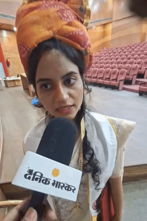 छात्रा तेजस्विनी ने कहा- लॉयर्स को हमेशा स्टूडेंट बने रहना चाहिए और राजनीतिक, आर्थिक और वित्तीय मामलों में हो रहे बदलावों की जानकारी रखनी चाहिए।
