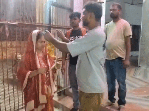 हनुमान मंदिर में एक-दूसरे को जयमाल पहनाते रेखा और राहुल।