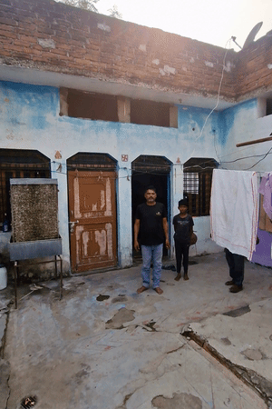 हंसारी के टोरिया में बलवीर सिंह का घर है। इनके भांजे लक्ष्मण ने जहर खाकर जान दी थी।