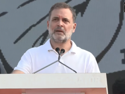 राहुल गांधी रविवार को गोवा के मडगांव पहुंचे थे। यहां उन्होंने पैदल मार्च किया, फिर एक जनसभा को संबोधित किया। - Dainik Bhaskar