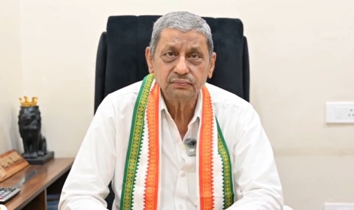 पूर्व मंत्री मोहम्मद अकबर ने सरकार से निरस्त राशन कार्ड मामले की जांच की मांग की।
