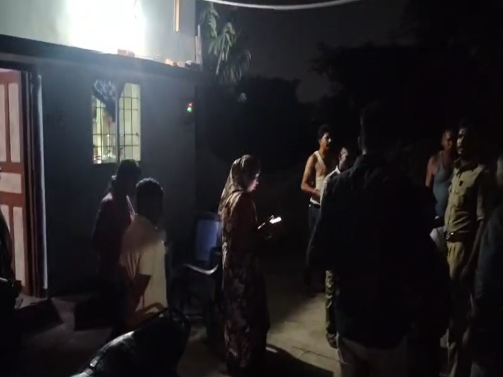 महिला पर हमले के बाद जांच करते पुलिसकर्मी।