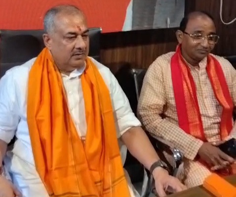 प्रेस वार्ता करते पूर्व सांसद सुशील कुमार सिंह।