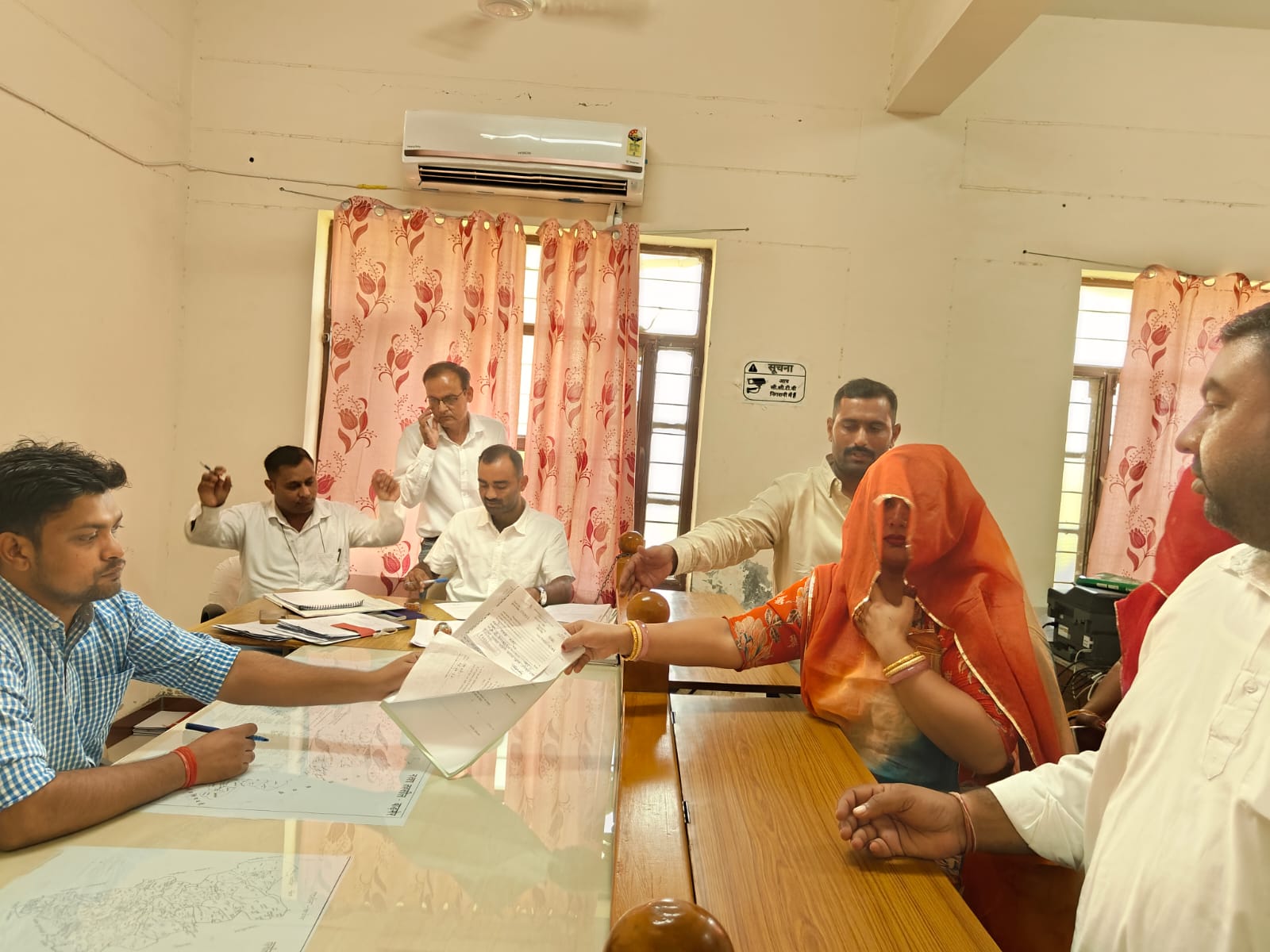 पंचायतराज में 50 प्रतिशत महिला आरक्षण है। उस समय कई महिलाओं ने घूंघट में नामांकन दाखिल किया था।
