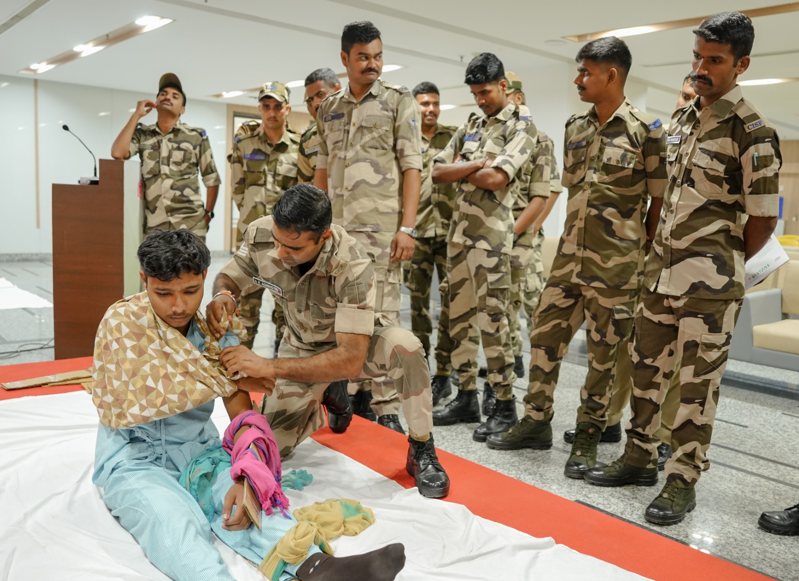 ट्रेनिंग देते हुए एक्सपर्ट की सबसे पहले कैसे उपचार करें।