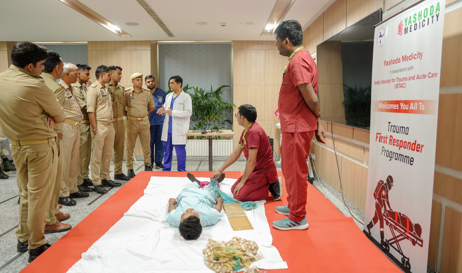 ट्रामा फर्स्ट रिस्पांस की ट्रेनिंग देते हुए डॉक्टर।