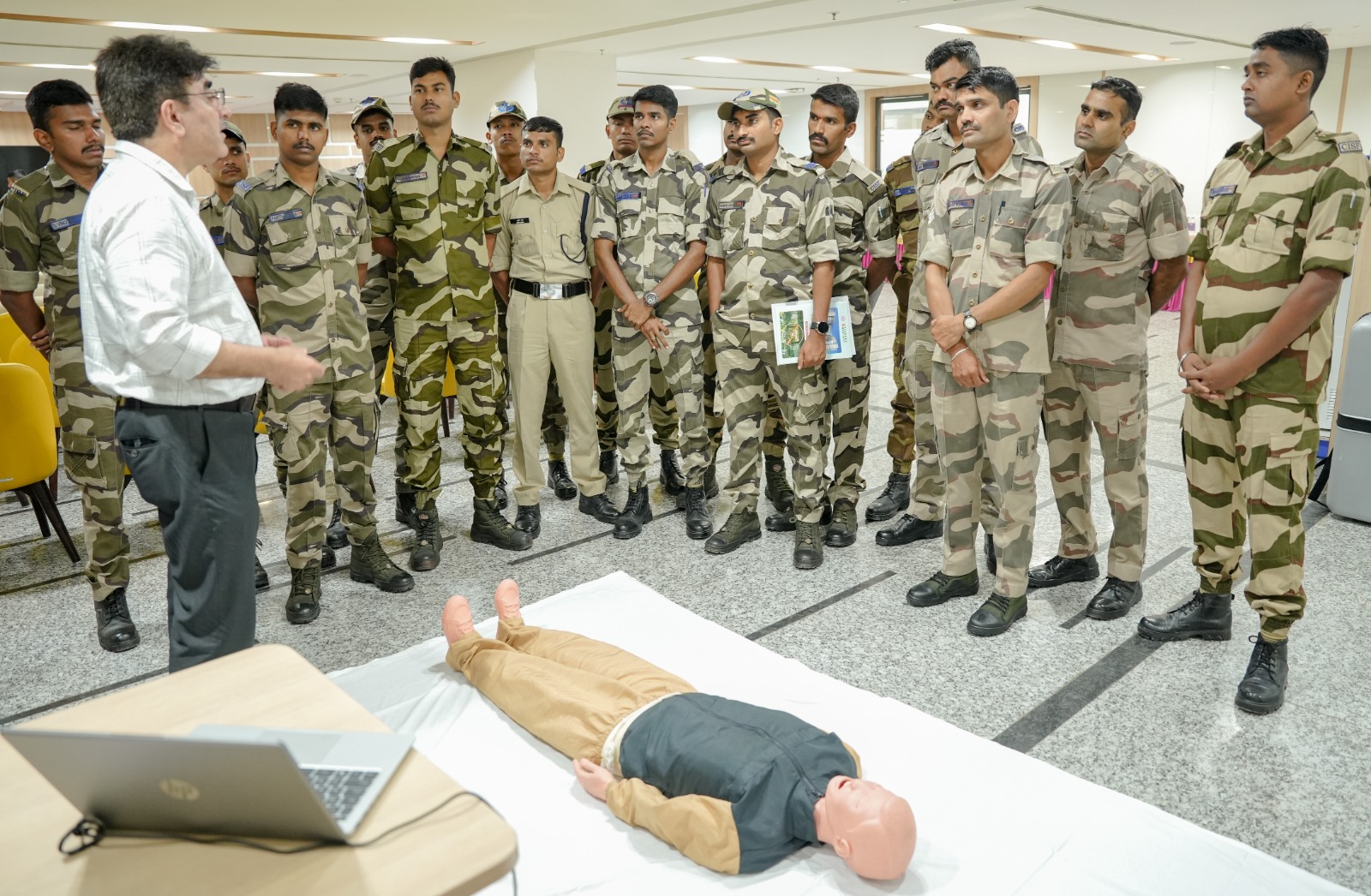 फर्स्ट रिस्पांस कैसे होना चाहिए इसकी ट्रेनिंग देते डॉक्टर।
