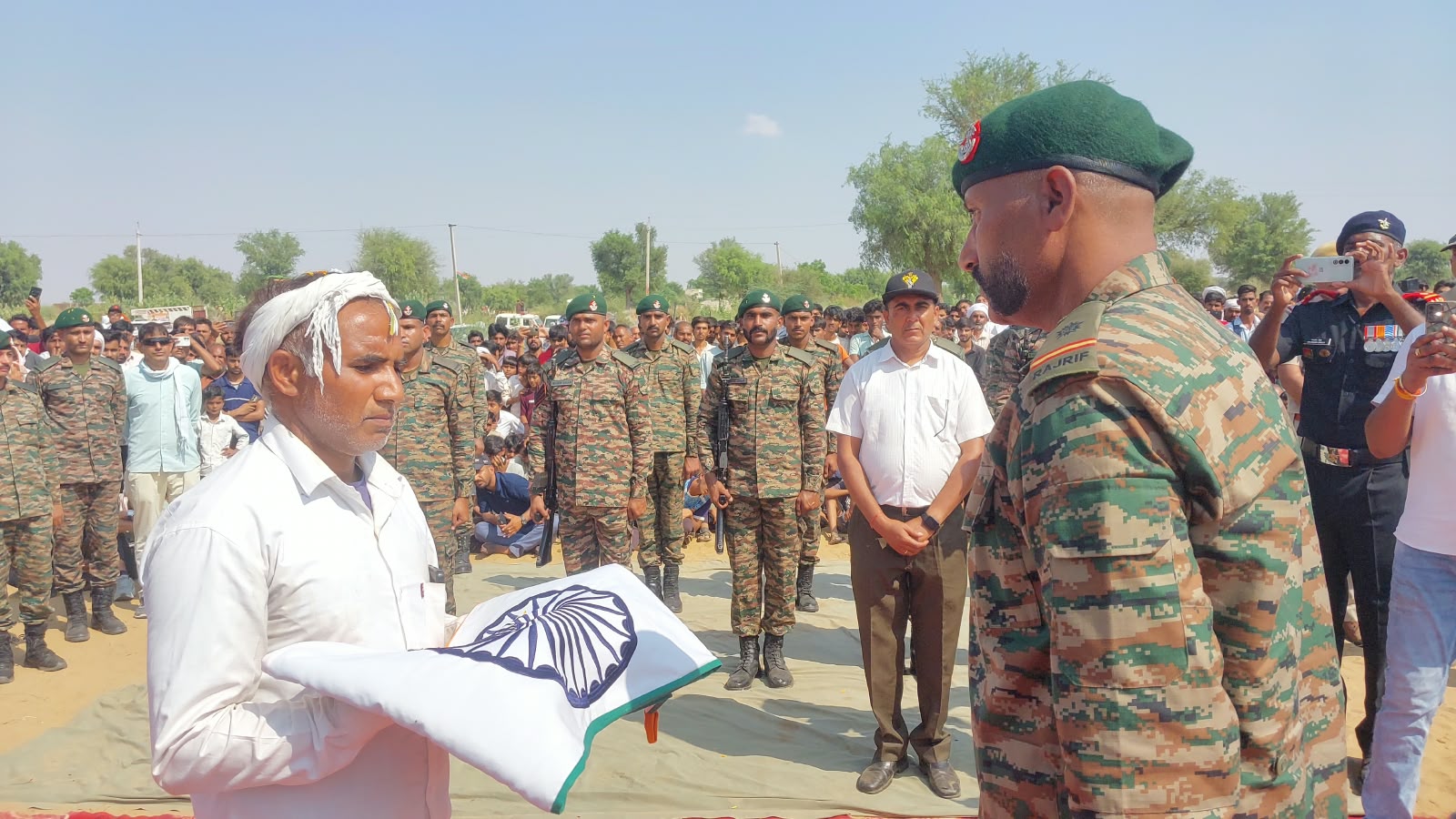 सेना के अधिकारियों ने महेश के पिता लालचंद को राष्ट्रीय ध्वज सौंपा।