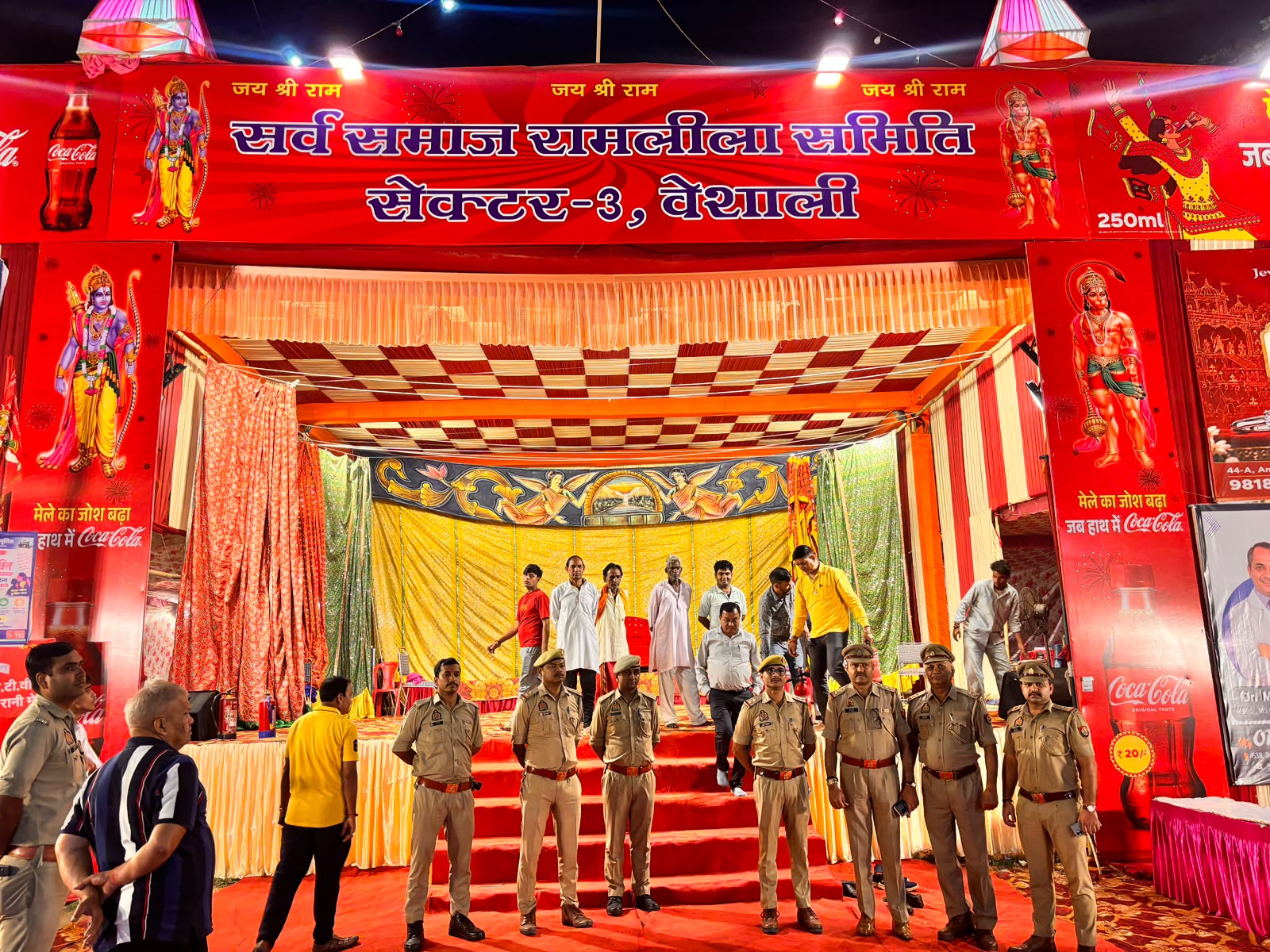 वैशाली स्थित रामलीला में जांच के लिए पहुंची पुलिस व दमकल की टीम।
