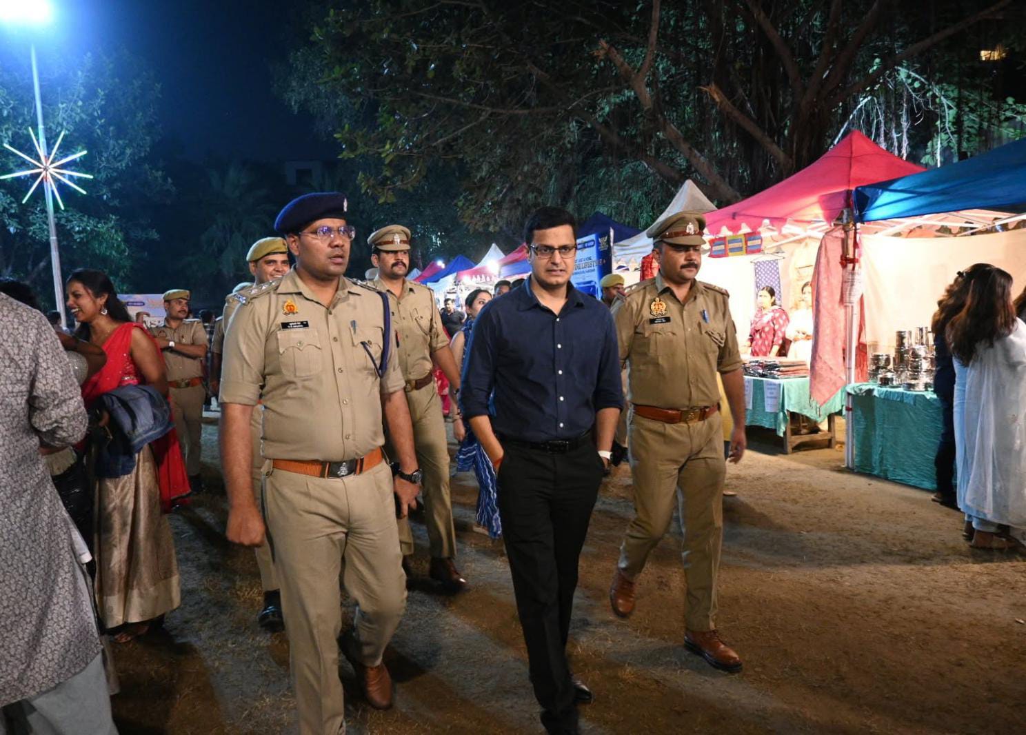 रामलीला में सुरक्षा और रास्तों की जांच करते डीसीपी ट्रांस हिंडन ऋजुल।