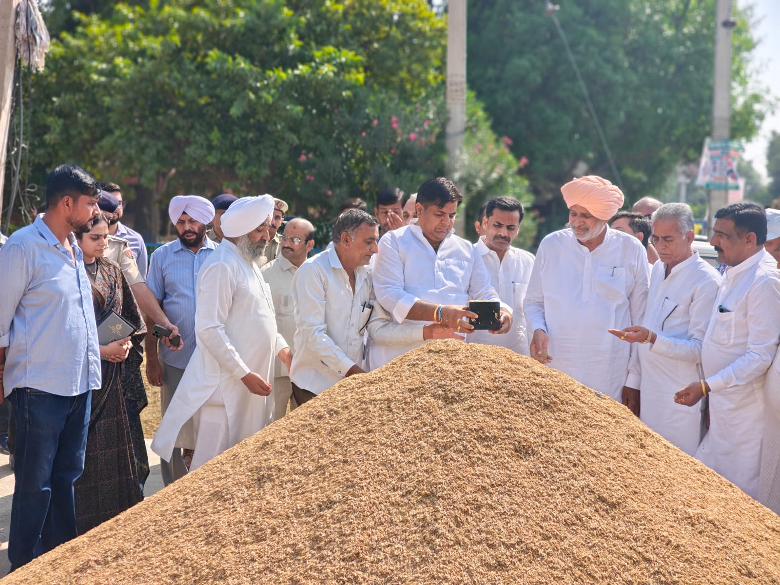 रानियां मंडी में धान में नमी की मात्रा जांच के दौरान मंत्री श्याम सिंह राणा व मंडी सचिव, एसडीएम अदिति एवं अन्य भाजपा नेता