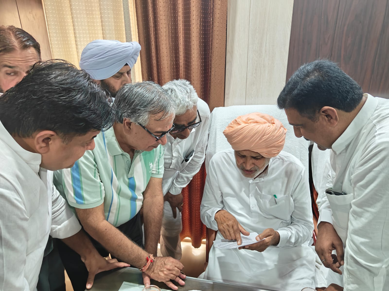 रानियां में आढ़तियों की समस्या सुनते हुए कृषि मंत्री श्याम सिंह राणा