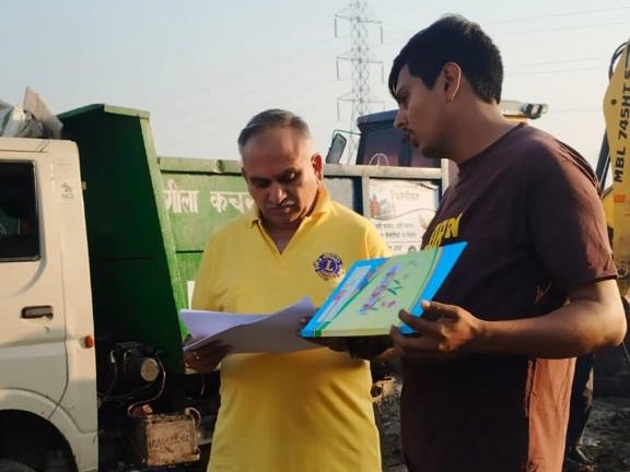 सोनीपत शहर में डोर-टू-डोर कूड़ा उठाने की व्यवस्था सुधारने के लिए नगर निगम मेयर राजीव जैन ने रविवार को मुरथल रोड स्थित गाड़ियों के पार्किंग स्थल का निरीक्षण किया। - Dainik Bhaskar