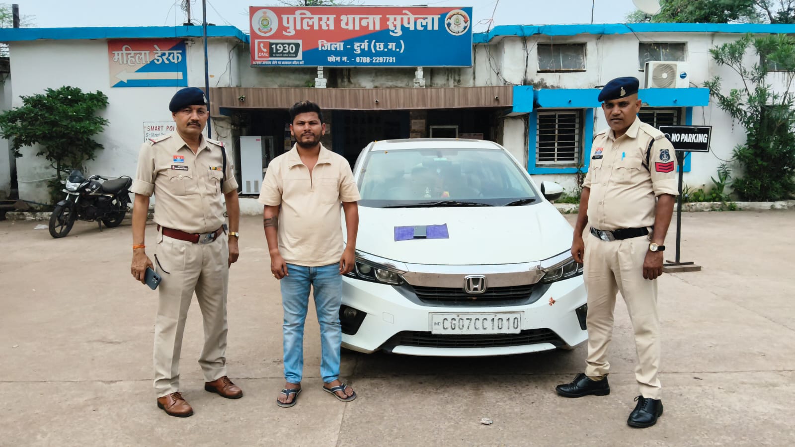 पुलिस ने आरोपी को किया गिरफ्तार, कार भी जब्त किया।