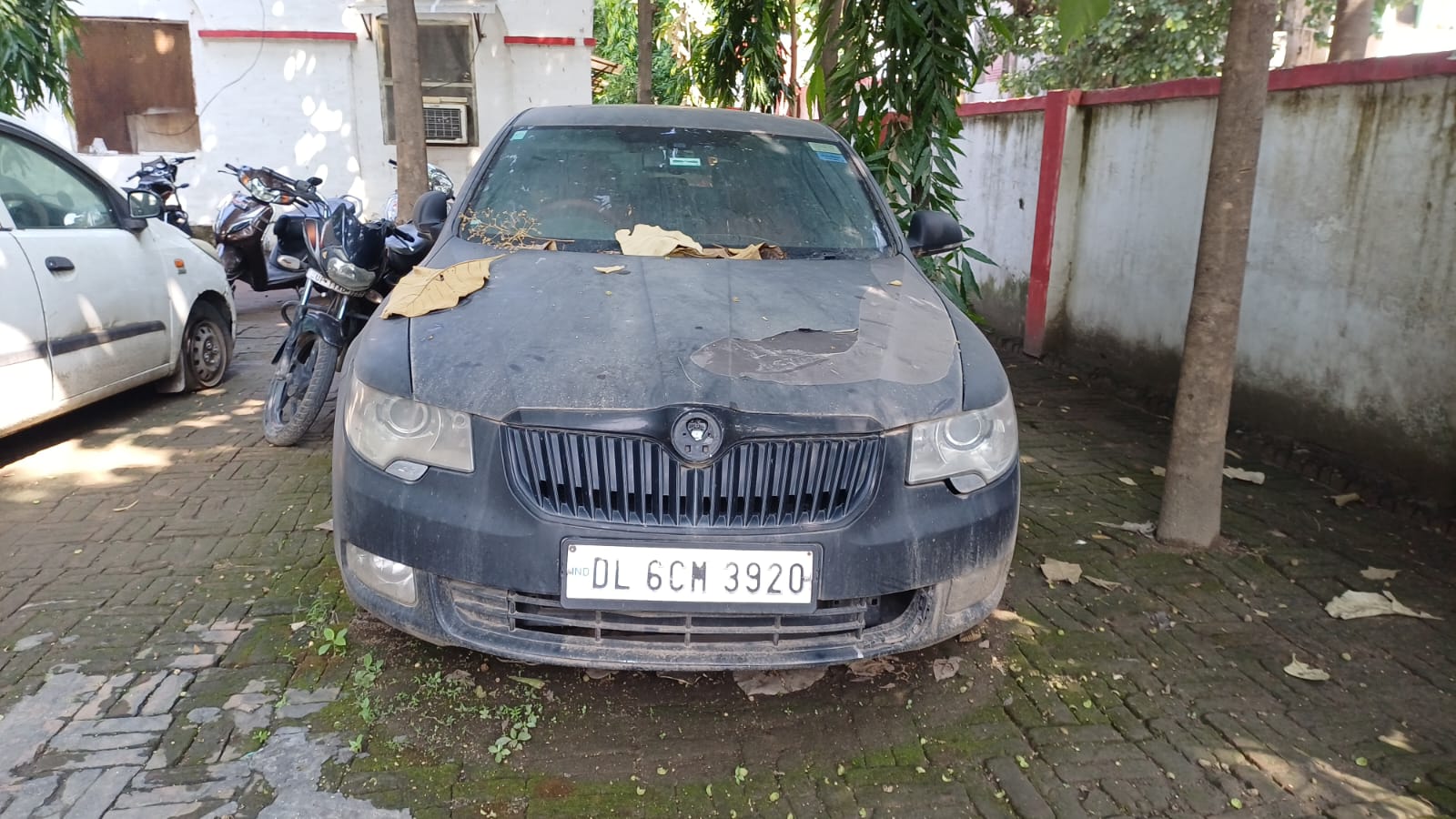 श्रद्धा दुबे की गाड़ी सहारनपुर के साइबर क्राइम थाने में खड़ी है।