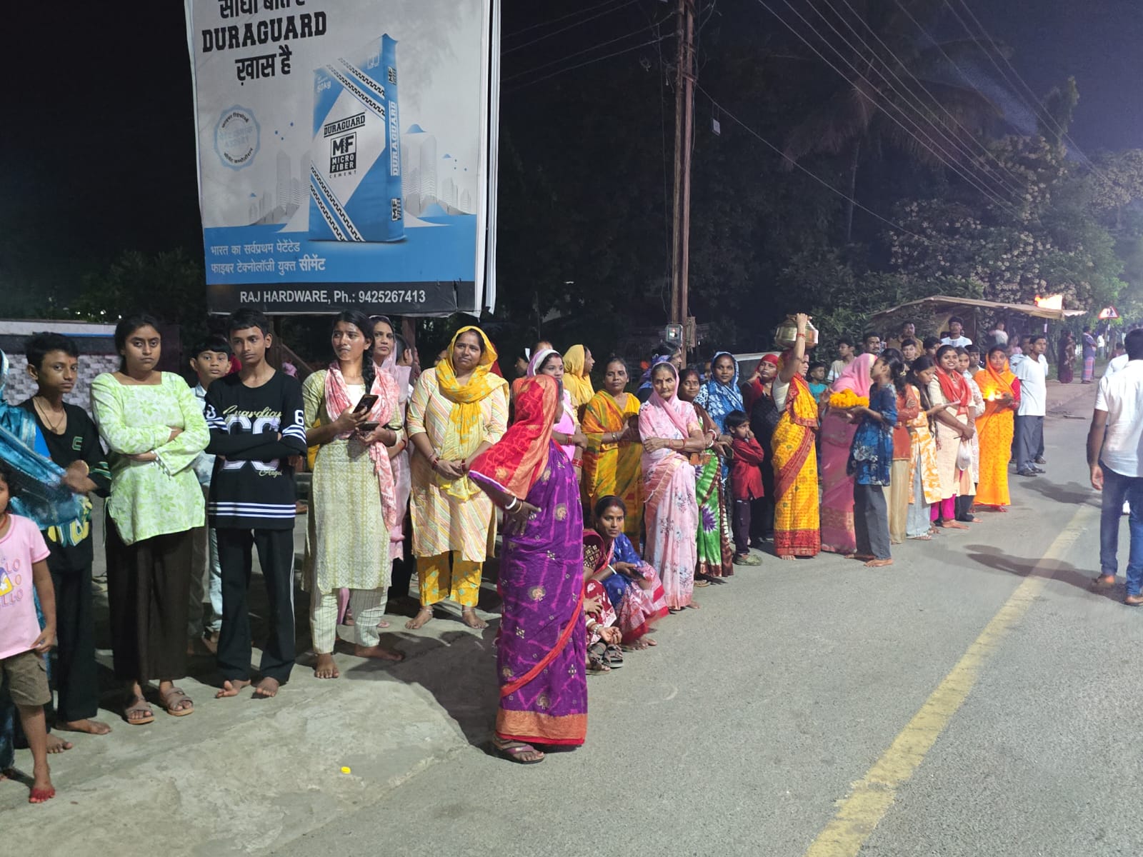 दर्शन करने लोगों की भीड़ उमड़ी।