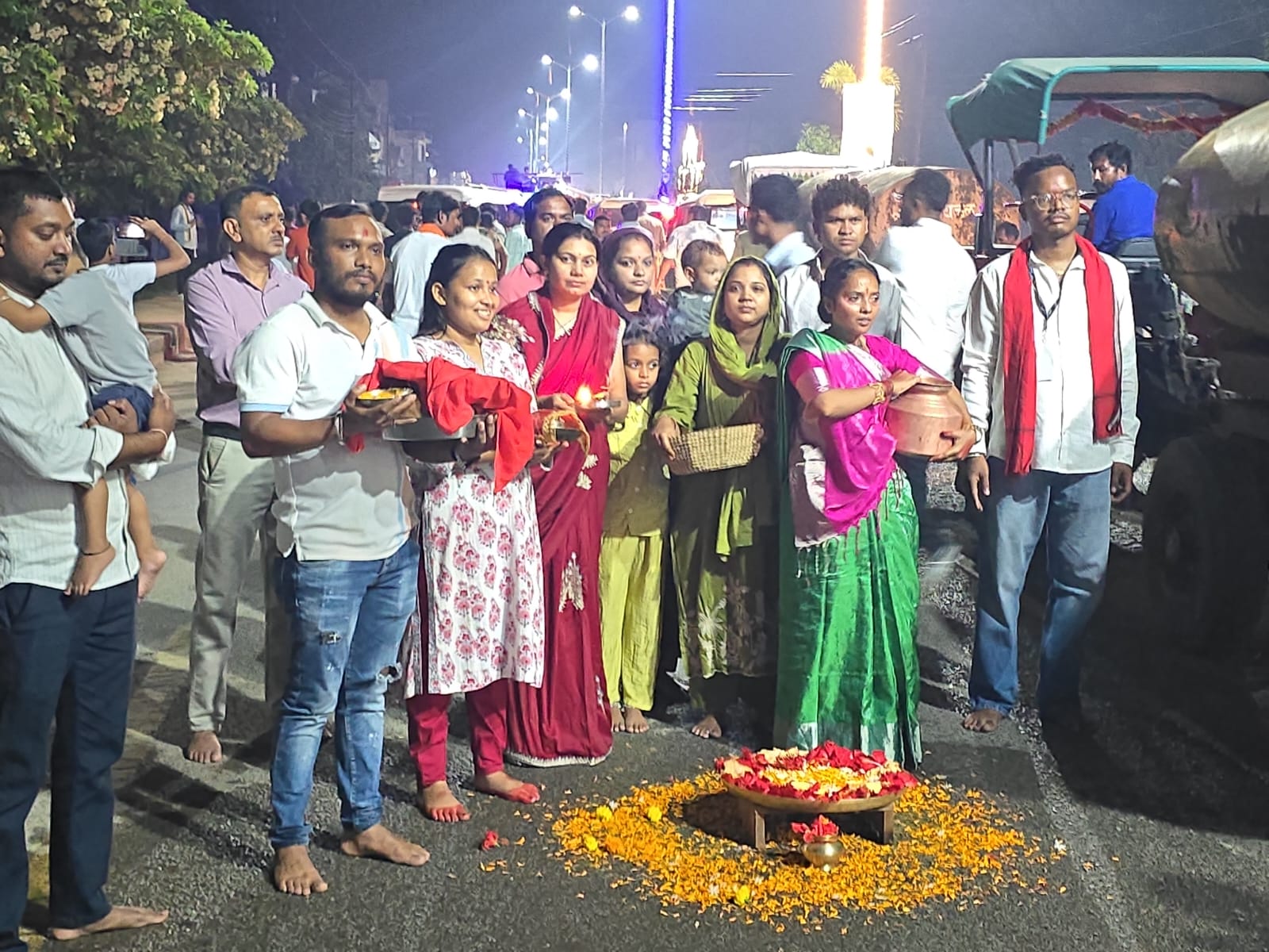 जगह-जगह लोगों ने पूजा अर्चना भी की।