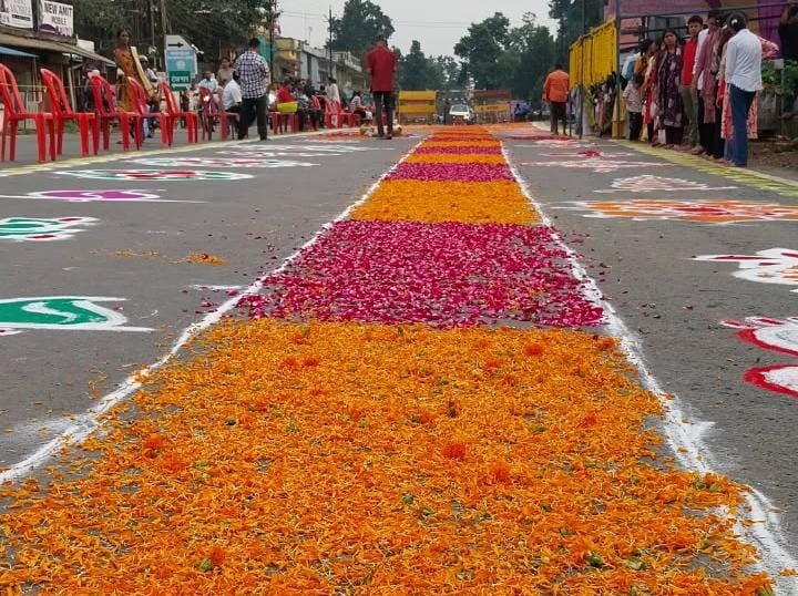 माता के स्वागत के लिए जगह-जगह फूल बिछाए गए थे।