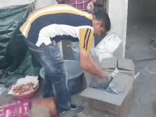 बारूद का सैंपल लेते हुए टीम।