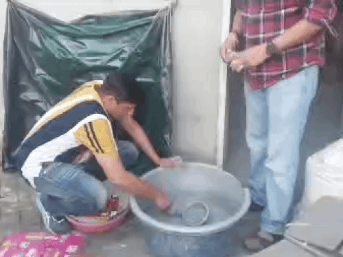 बारूद के सैंपल भरते हुए पुलिसकर्मी।