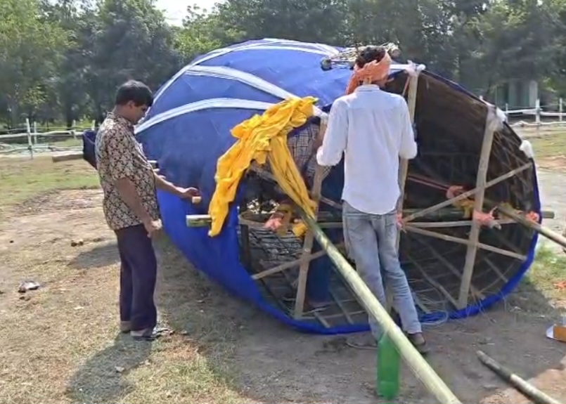 रावण के पुतले को दिया जा रहा अंतिम रूप।