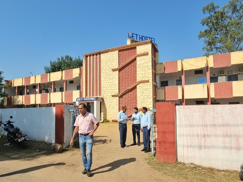 पुलिस ने घटनास्थल का निरीक्षण किया और मामले की जांच शुरू कर दी है।