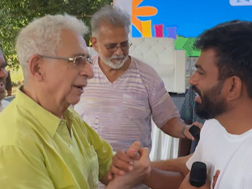 बॉम्बे HC बोला- प्रदर्शनकारी अपराधी न हो, बैकग्राउंड जानना जरूरी: 2 अक्टूबर को मुंबई में जुटे थे CJP समर्थक, 500 के खिलाफ केस दर्ज नसीरुद्दीन शाह ने मंच पर अभिजीत दीपके से मुलाकात की थी।