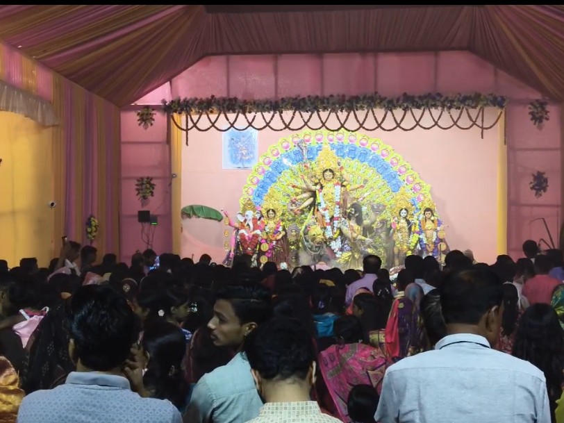 पूजा समिति के अध्यक्ष विद्यासागर महतो और सदस्य आशीष गोस्वामी ने बताया कि यहां वर्षों से मां दुर्गा की पूजा होती आ रही है।