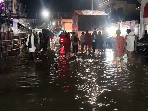 तमिलनाडु के रामेश्वर में सोमवार को भारी बारिश के बाद रामनाथस्वामी मंदिर में पानी भर गया।