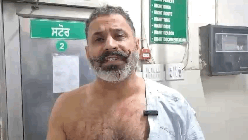 मारपीट की घटना की जानकारी देते हुए पीड़ित सोनू।