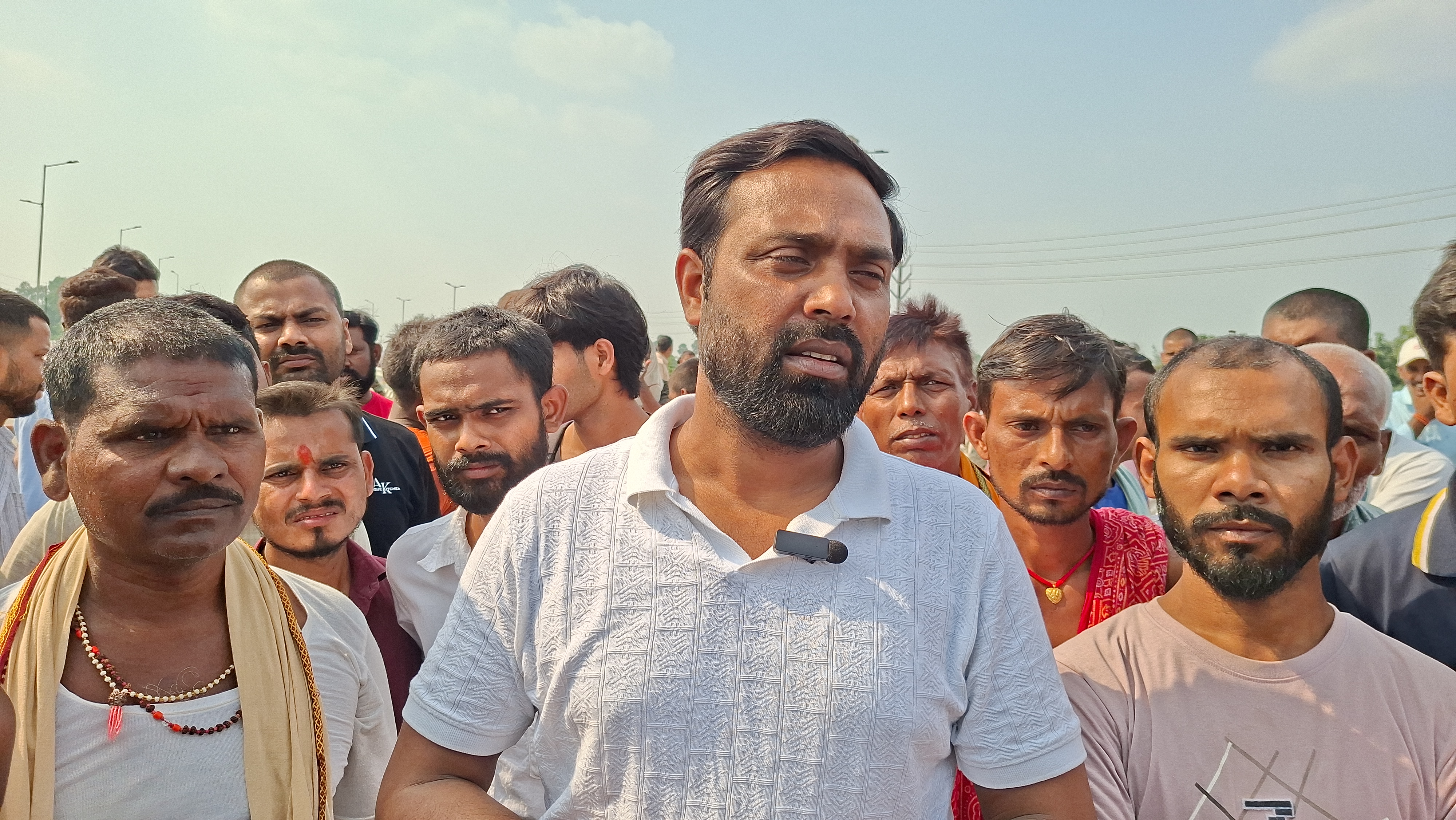 घटनास्थल पर पहुंचे नाथनगर विधायक मिथुन यादव।