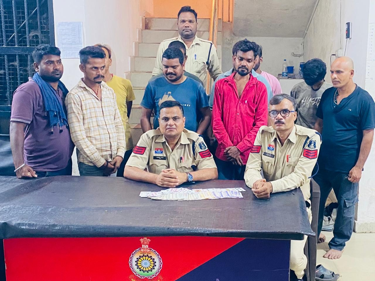 सकरी पुलिस ने जोंकी गांव में सतानंद प्लॉट के पास दी दबिश - Dainik Bhaskar