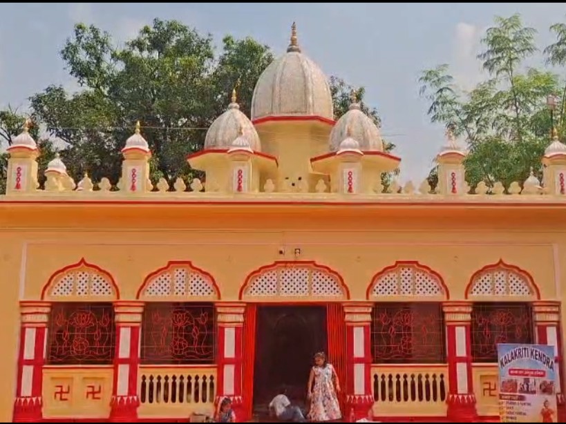 शहर के राजा पाड़ा स्थित ऐतिहासिक सिंहवाहिनी मंदिर में भी बड़ी संख्या में भक्त पहुंचे।