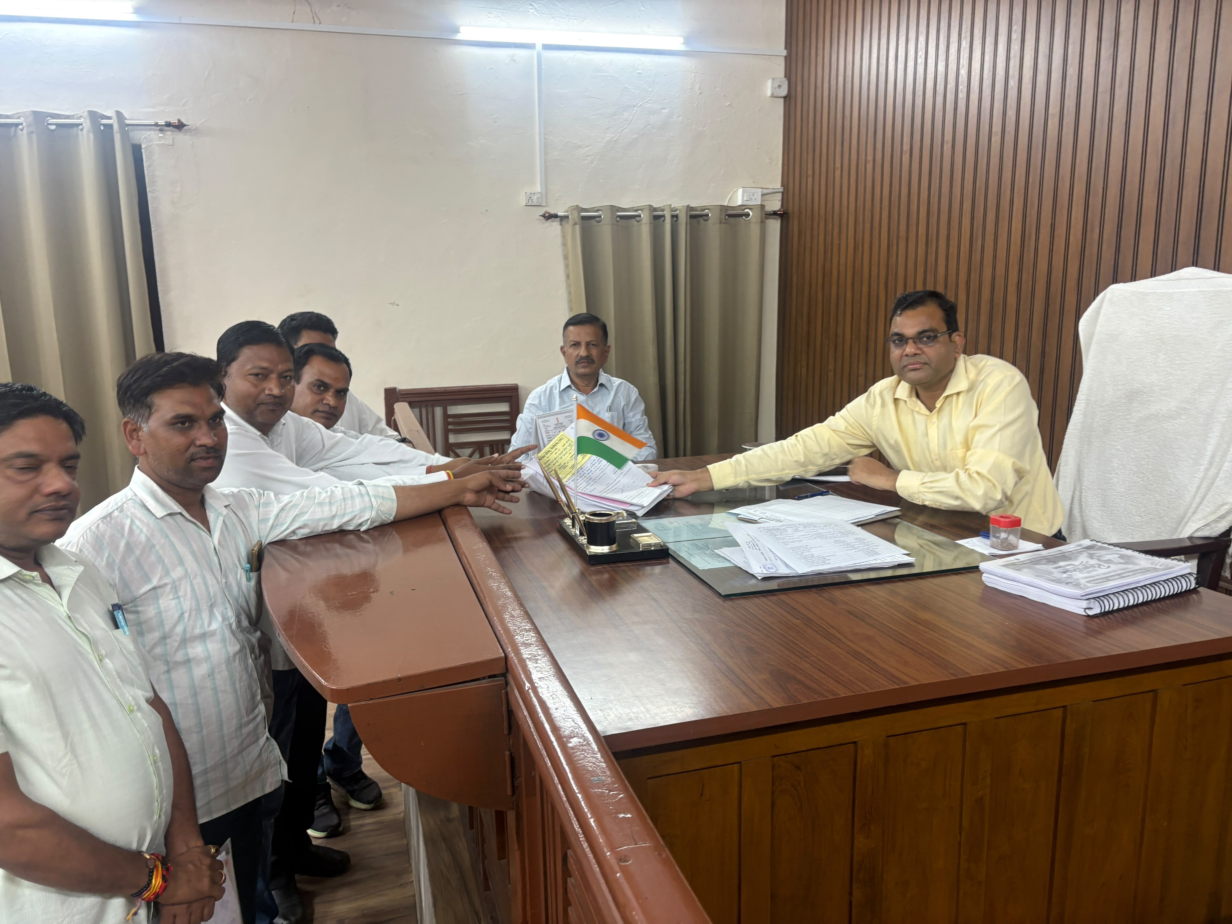 27 से पूर्व सरपंच प्रकाश चंद्र मीणा दाखिल किया|बड़ी सादड़ी,Bari Sadri - Dainik Bhaskar