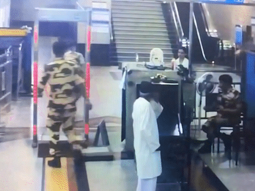 CISF Jawan Nabs Suspect at Delhi Jama Masjid Metro Station CISF Jawan Nabs Suspect at Delhi Jama Masjid Metro Station