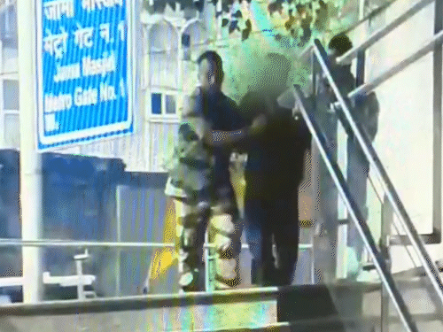 तब तक दूसरा जवान भी आ जाता है दोनों आरोपी को पकड़कर नीचे लाते हैं।