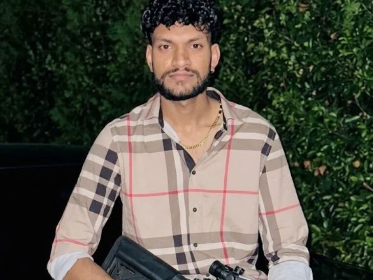 अनिल पंडित ने सोशल मीडियो पर राइफल के साथ कई फोटोज डाली हैं।