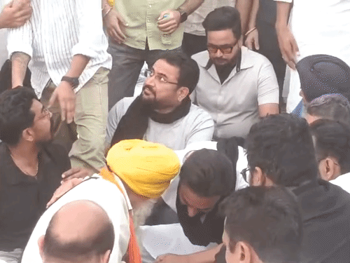 रविवार को मानसा में झोटा के पिता भीम सिंह से मिलते सिंगर बब्बू मान।