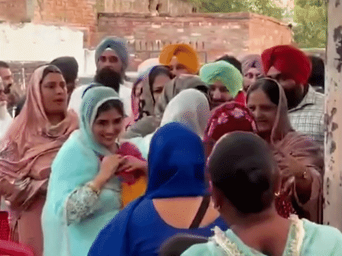 इलाके में लोगों से मिलने पहुंची अमनदीप कौर।