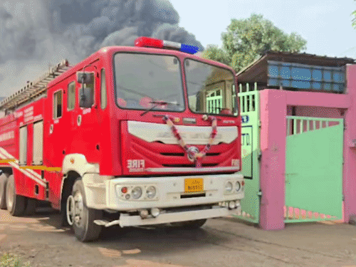 फैक्ट्री में लगी आग बुझाने में जुटी दमकल विभाग की दो गाड़ियां