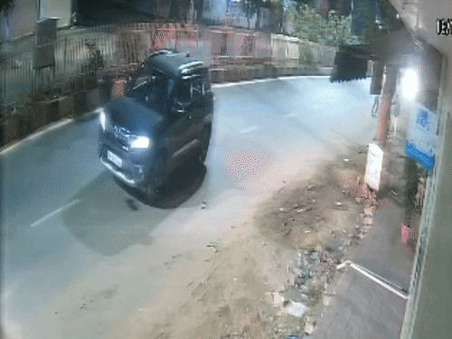 हादसे के बाद कार ड्राइवर रॉन्ग साइड में ही गाड़ी भगा ले गया।