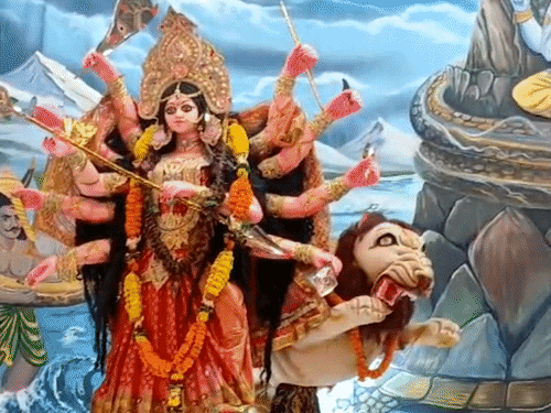 सेक्टर-9 वैशाली मोड़ में बने पूजा पंडाल में स्थापित मां दुर्गा की प्रतिमा।